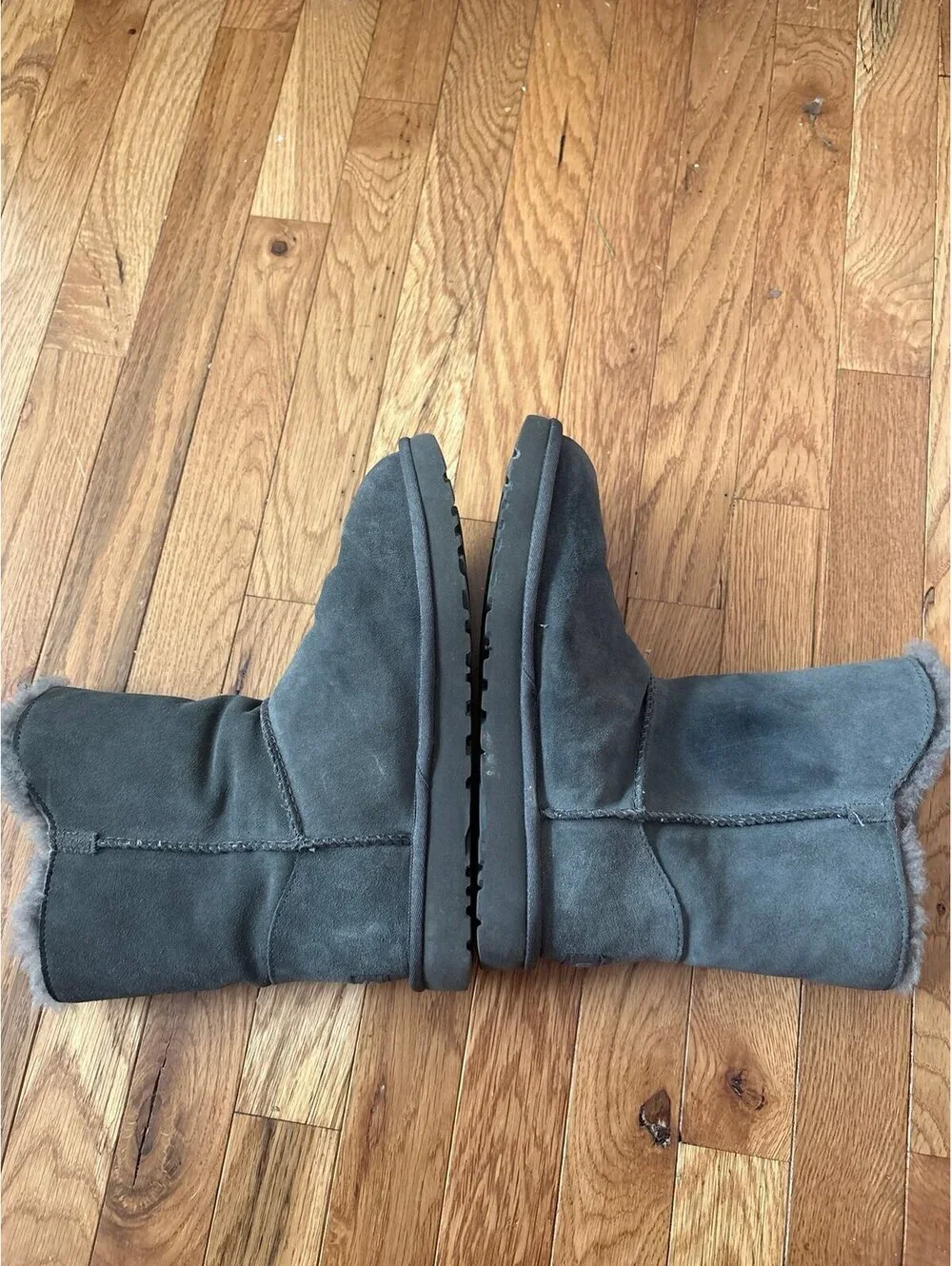 UGG Women’s Size 9 Turnlock Short Boot Charcoal Grey Suede Sheepskin Lining